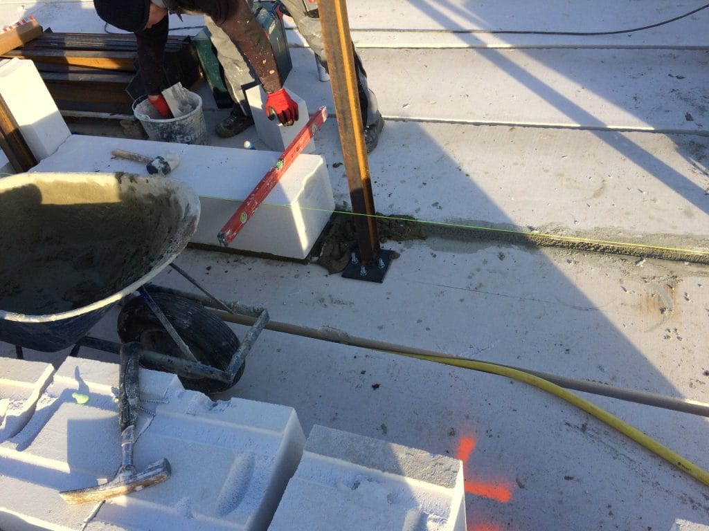 Ondersabelen-Ondergrouten-Aankouwen-Aankauwen-Onderkouwen-Stalenkolom-ondervullen-Ondersabelingsmortel-K70